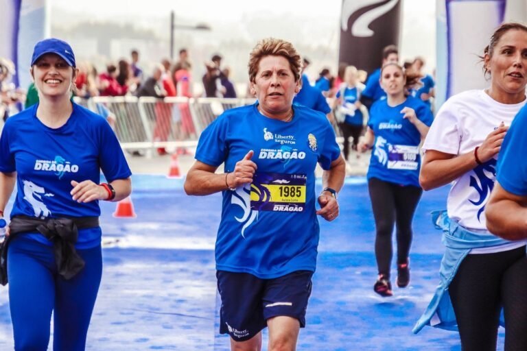 Runners in blue tops in a city race, illustrative photo for Cursa del Gall Sant Cugat 2026