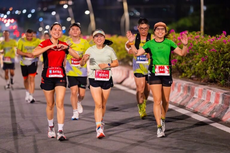 Runners in a popular race at dusk, illustrative photo for Cursa del Sant Crist Balaguer 2026