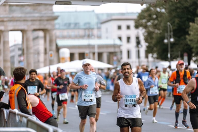 Corredores pasando junto al público en una carrera urbana, imagen ilustrativa de la Cursa del Vi Gandesa 2026