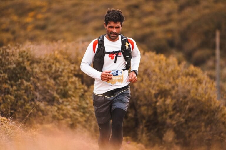 Corredor de trail con mochila entre vegetación al atardecer, imagen ilustrativa de la Cursa Fosca 2026