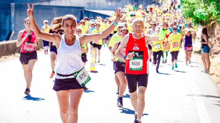 Corredora celebrando con los brazos en alto en una carrera, imagen ilustrativa de La 5K de Sant Vicenç de Montalt 2026