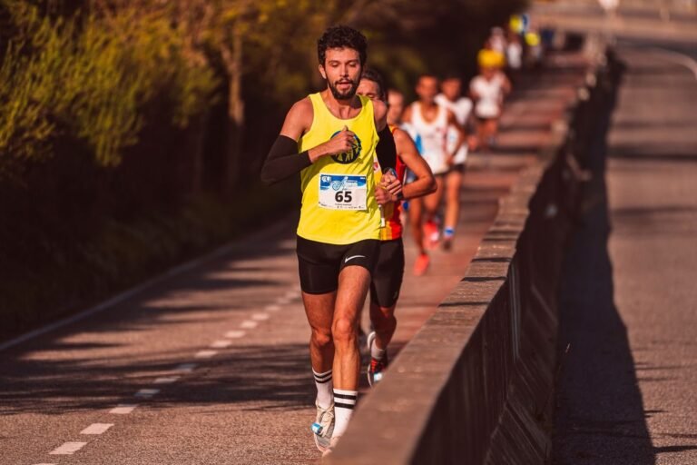 Corredor con camiseta amarilla en una carrera junto al río, imagen ilustrativa de la Cursa Montbike Amposta 2026