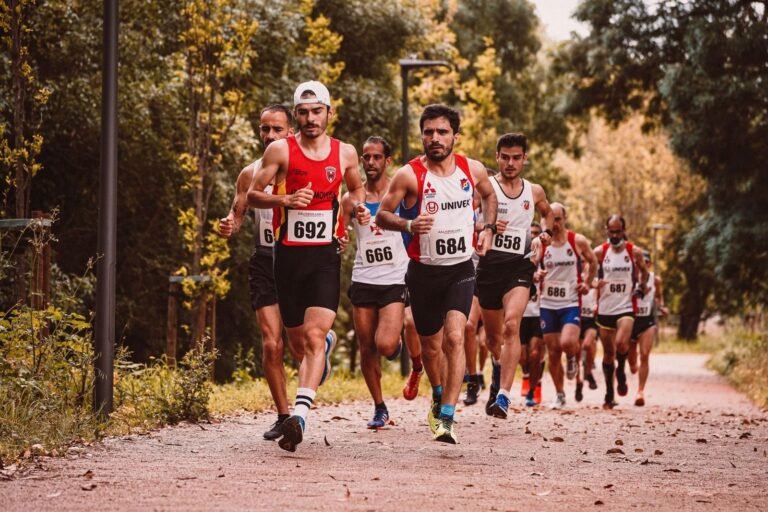 Grupo de corredores con dorsal en una carrera popular, imagen ilustrativa de la Cursa per a la Infància 2026