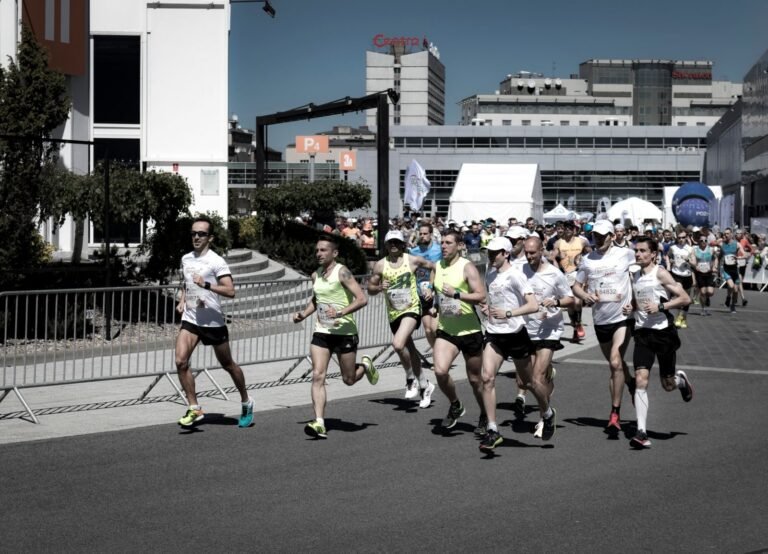 Group of runners in a city race between buildings, illustrative photo for Cursa Popular de Sant Martí 2026
