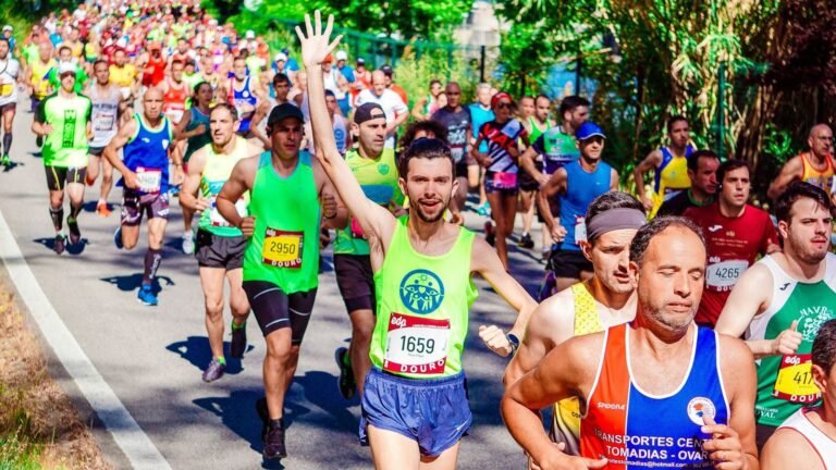 Corredores sonrientes en plena carrera popular, imagen ilustrativa de la Cursa Sant Boi 2026