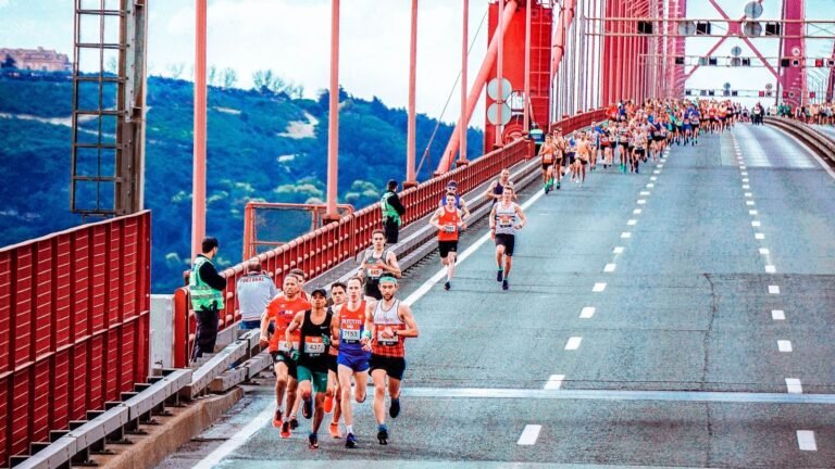 Corredores cruzando un puente en una carrera en ruta, imagen ilustrativa de la Cursa Jeroni Juan Sant Jaume d’Enveja 2026
