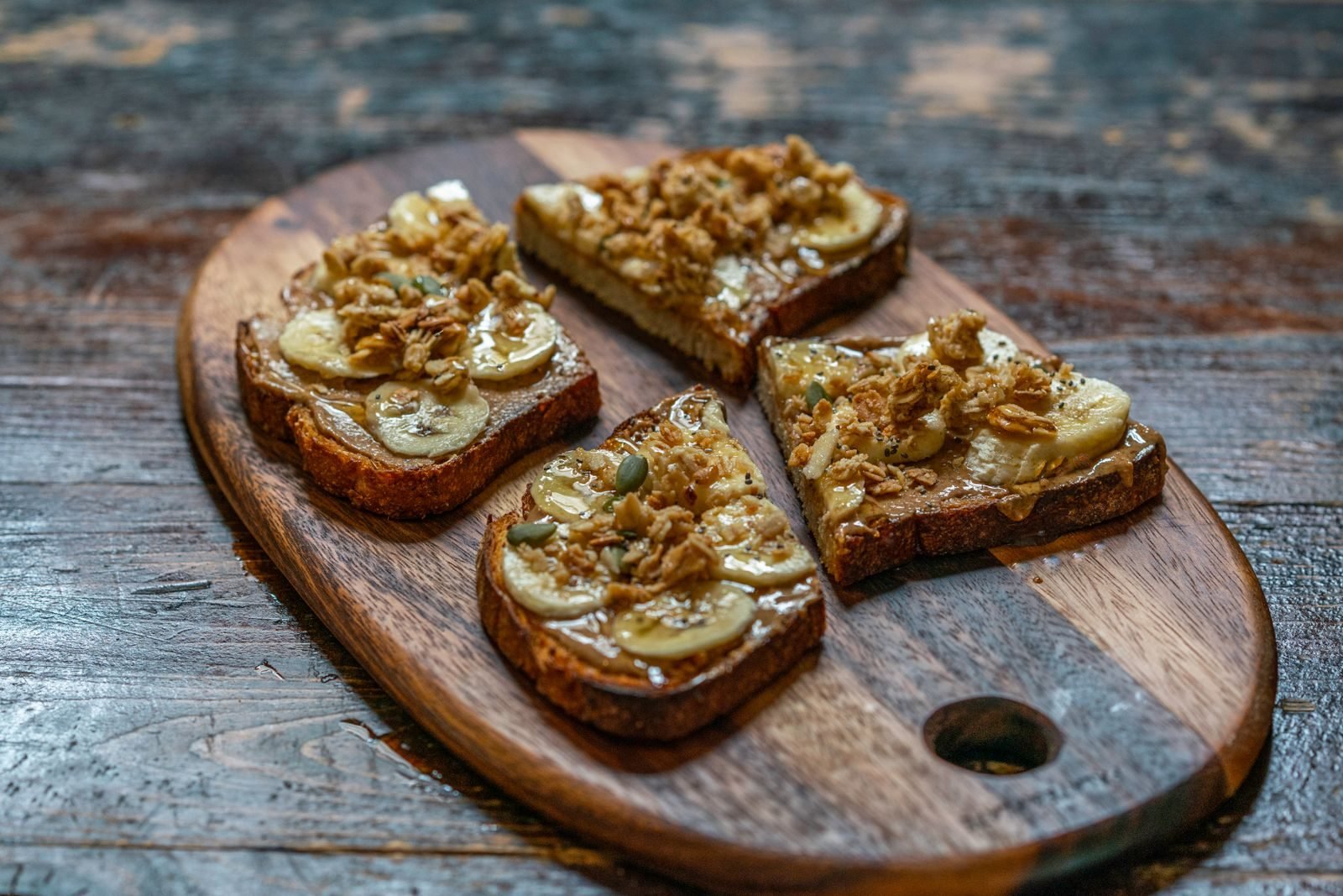 Tostadas con plátano y granola, un desayuno útil en la carga de hidratos
