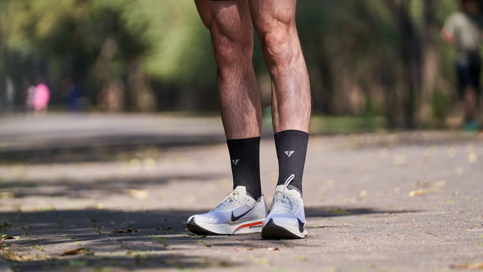 Piernas de un corredor con zapatillas de running vistas de lado para apreciar el drop