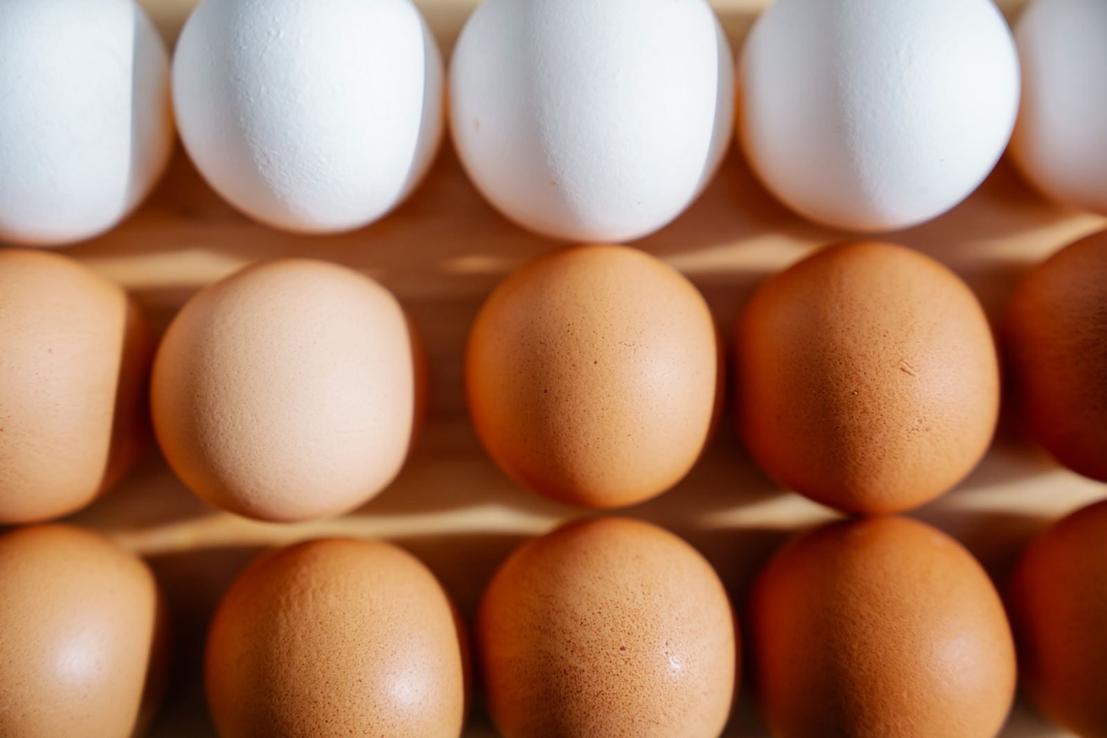 Brown and white eggs, a food with protein for runners