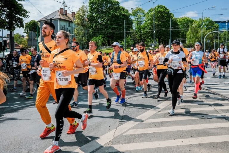 Runners taking part in a city road race, illustrative photo for El Tast de la Mitja 2026