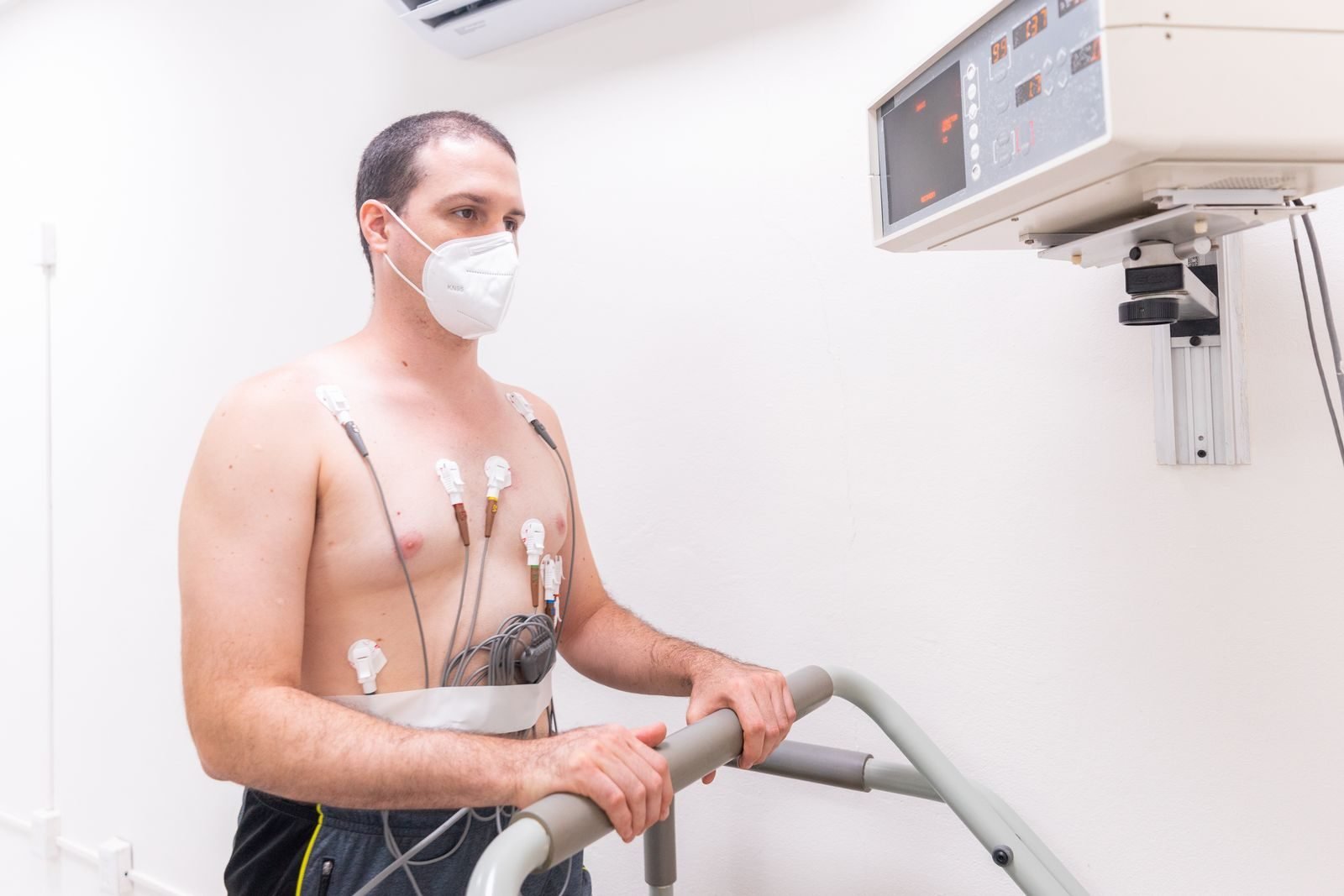 Man doing an exercise test on a treadmill with electrodes to measure VO2 max