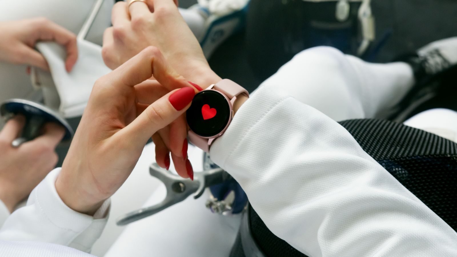 Mano de mujer manejando un reloj GPS para correr con la frecuencia cardíaca en pantalla