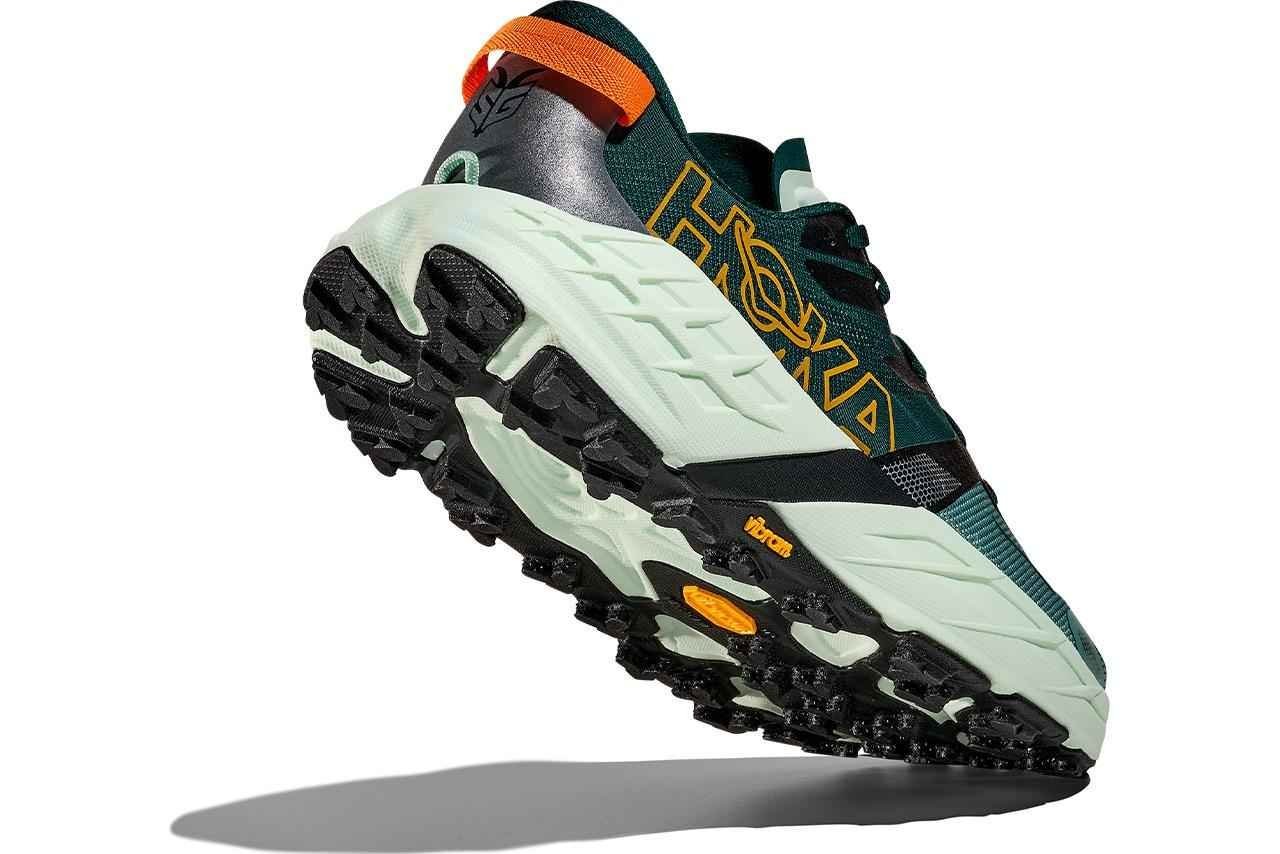 HOKA Speedgoat 7 vista desde atrás en tres cuartos
