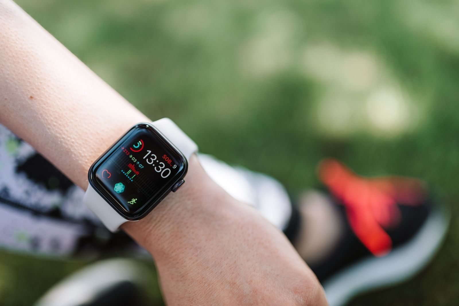 Reloj inteligente en la muñeca mostrando datos de salud al aire libre