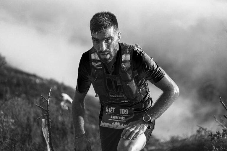 Trail runner with a bib in a black and white photo, illustrative photo for La Neorural 2026