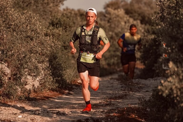 Trail runner with a backpack on a dirt path, illustrative photo for La Pota Roja Cervelló 2026