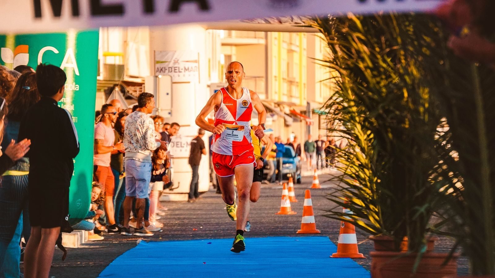 Atleta cruzando la meta de un maratón ante el público