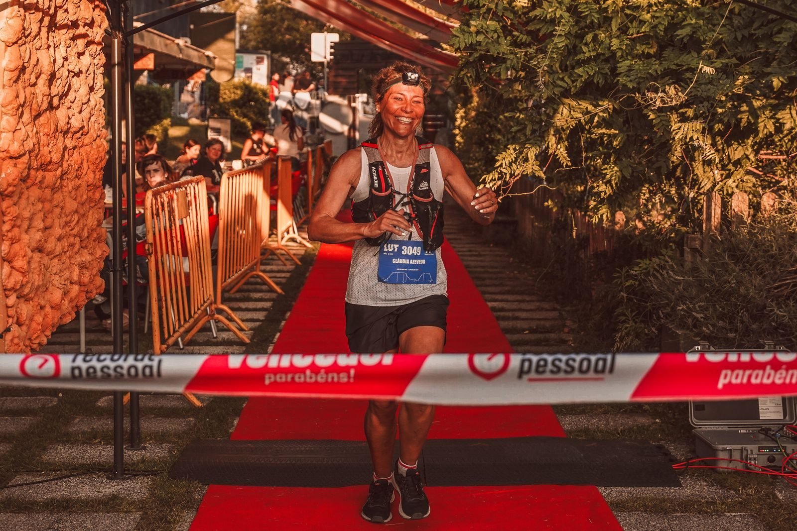 Mujer cruzando la meta con alegría tras bajar de 4 horas en maratón