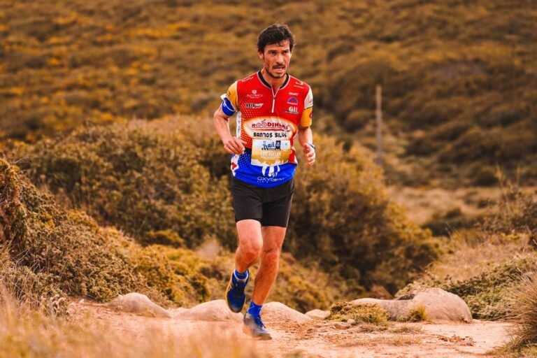 Trail runner with a bib on a mountain path with scrub, illustrative photo for Lo Pastisset Trail 2026