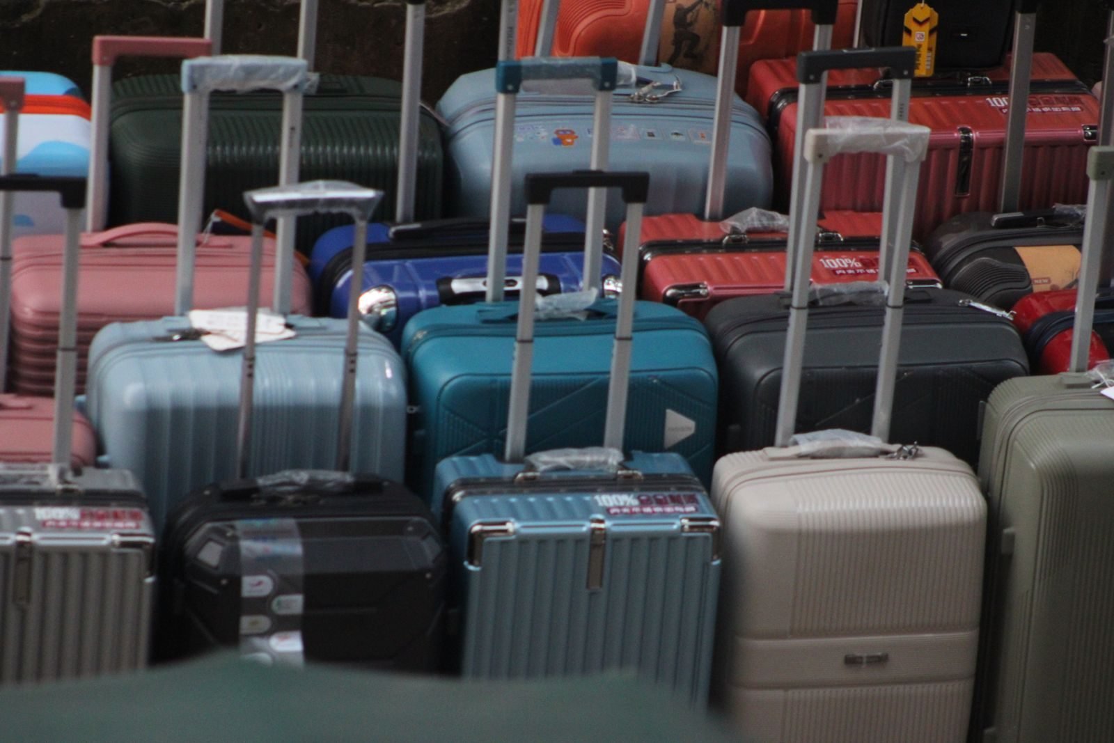 Maletas de colores listas para viajar