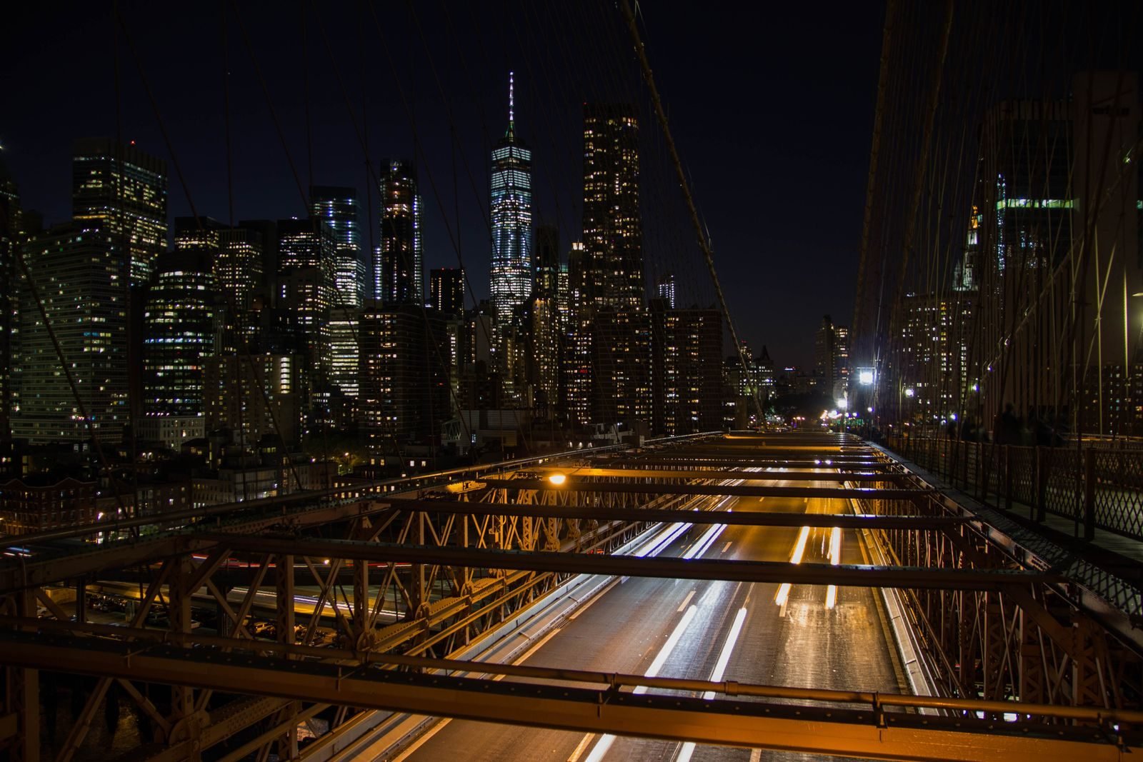 Skyline de Manhattan de noche desde el puente de Brooklyn