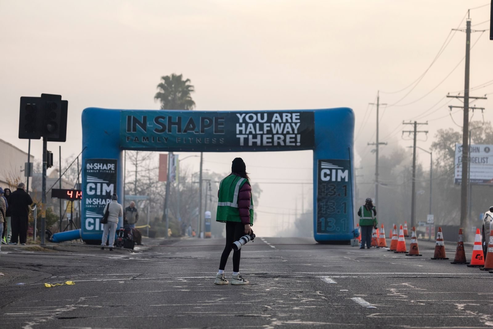 Halfway arch of a marathon on a foggy morning