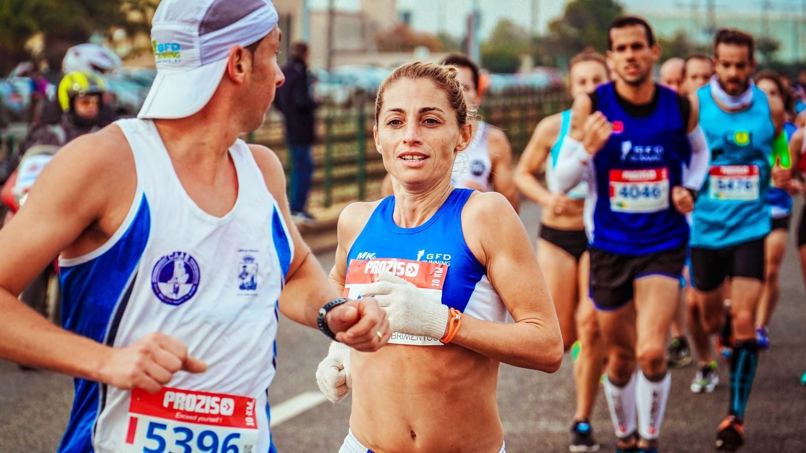 Group of runners holding their pace in a city marathon to avoid hitting the wall