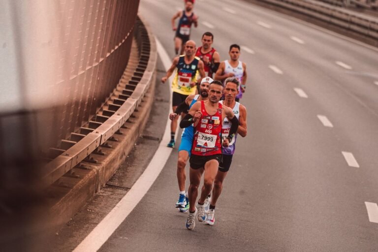 Corredores bajando por una carretera en una maratón, imagen ilustrativa de la Marató de Barcelona 2027