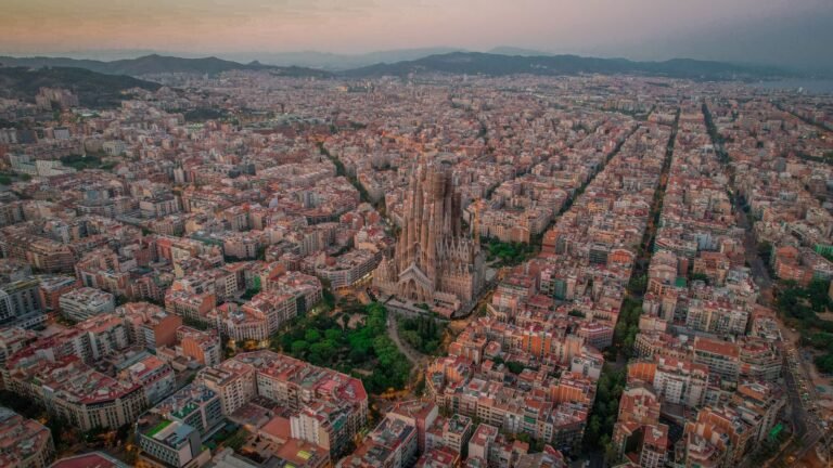 Vista aérea de Barcelona al atardecer con la Sagrada Familia, ciudad de la Marató de Barcelona