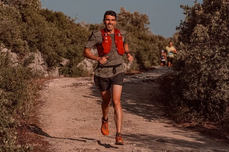 Corredor de trail con dorsal por un sendero entre matorrales, imagen ilustrativa de la Marató Mare de Déu del Mont 2026