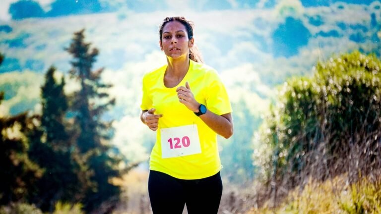 Corredora de trail con dorsal en plena montaña, imagen ilustrativa de la Marató del Montseny 2026