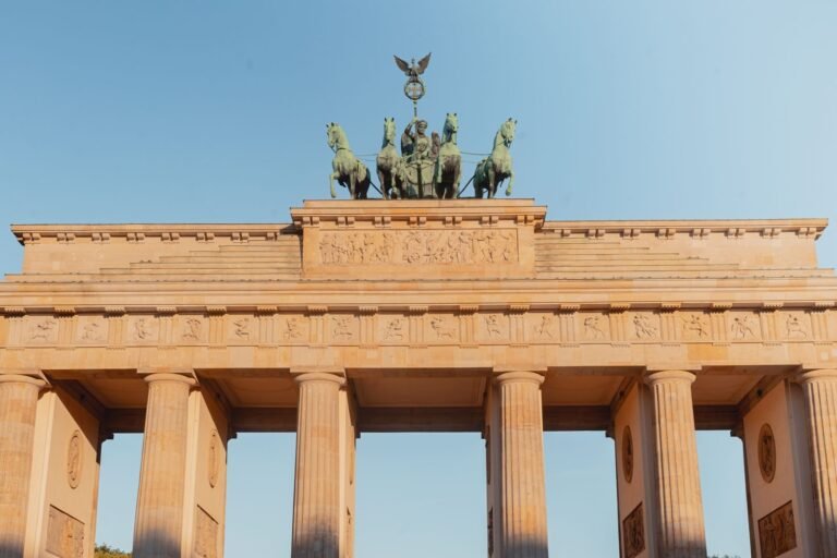 Puerta de Brandeburgo al atardecer, junto a la meta del Maratón de Berlín