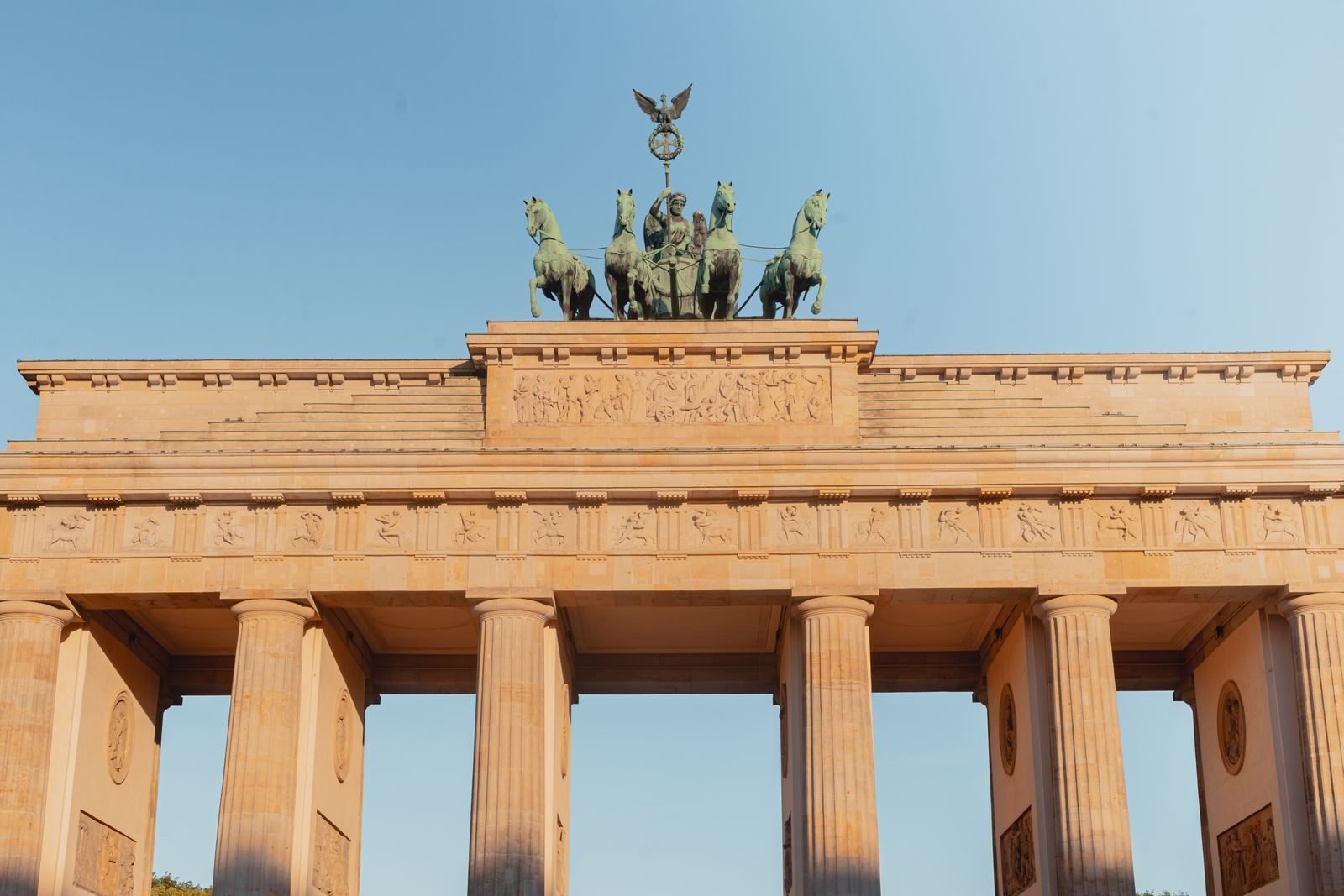 Puerta de Brandeburgo al atardecer, junto a la meta del Maratón de Berlín