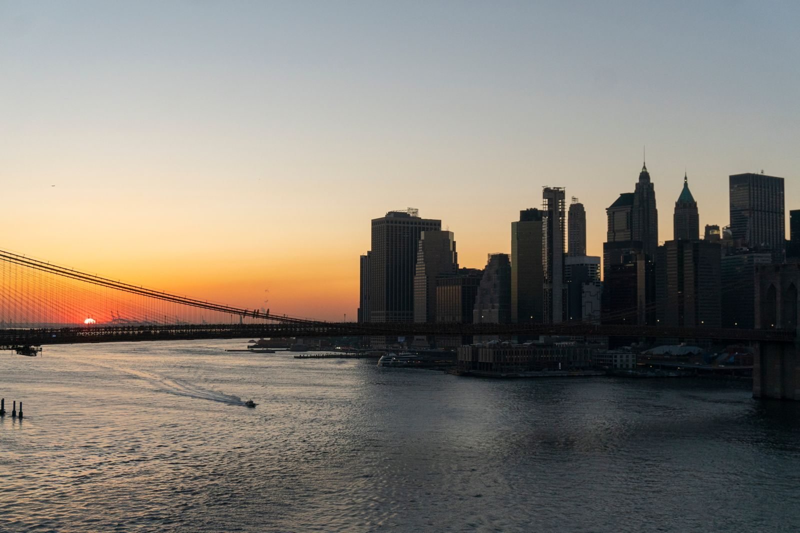 Puente de Brooklyn y skyline de Manhattan al atardecer, en la ciudad del Maratón de Nueva York