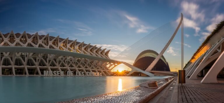 Amanecer sobre la Ciudad de las Artes y las Ciencias, en la ciudad del Maratón de Valencia