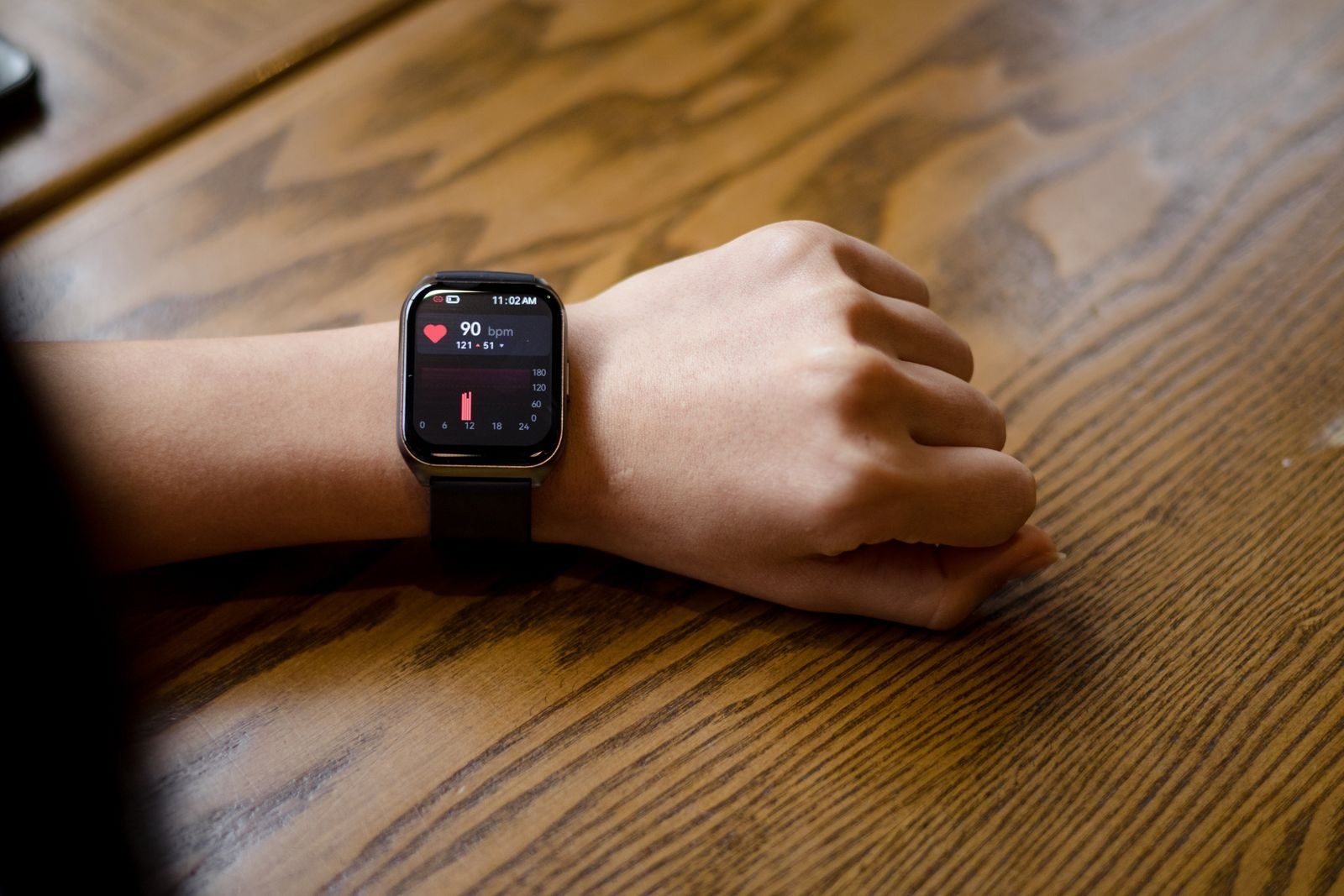Smartwatch showing 90 bpm while measuring resting heart rate