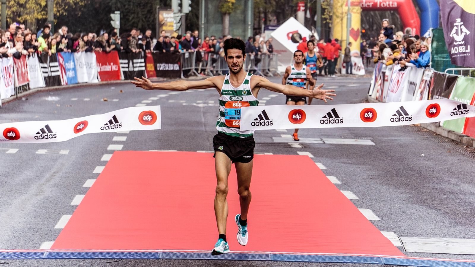 Ganador cruzando la meta de un maratón, el sueño de las World Marathon Majors