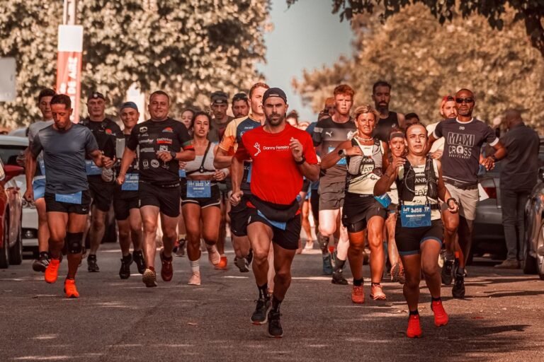 Corredores en una carrera popular en otoño, imagen ilustrativa de las Milles Nocturnes Cerdanyola 2026