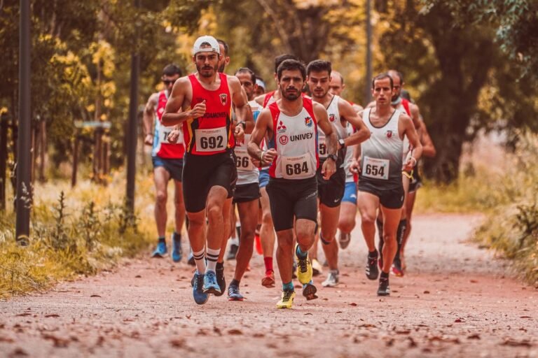 Dos corredores de cabeza en una carrera en asfalto, imagen ilustrativa de la Mitja de Cambrils 2027
