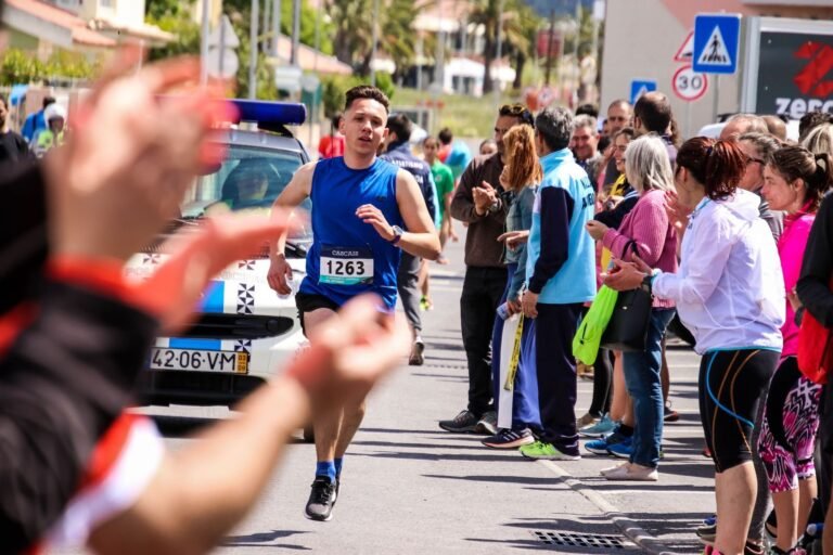 Público animando a un corredor durante una carrera, imagen ilustrativa de la Mitja Marató de Barcelona 2027