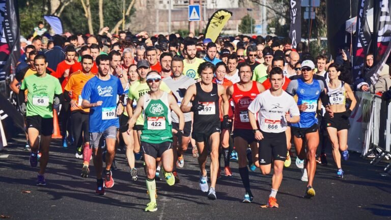 Pelotón de corredores en una carrera urbana, imagen ilustrativa de la Mitja Marató de Lleida 2026