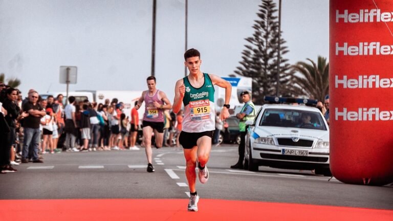 Atleta llegando a meta en una carrera en ruta, imagen ilustrativa de la Mitja Marató de Sant Cugat 2027