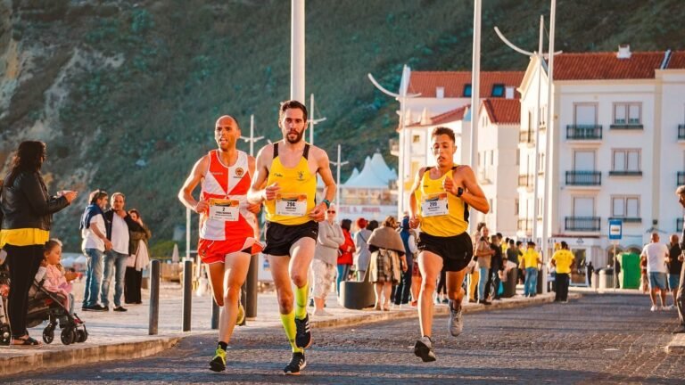 Corredores en una carrera por el paseo de una ciudad costera, imagen ilustrativa de la Mitja Marató de Tarragona 2026