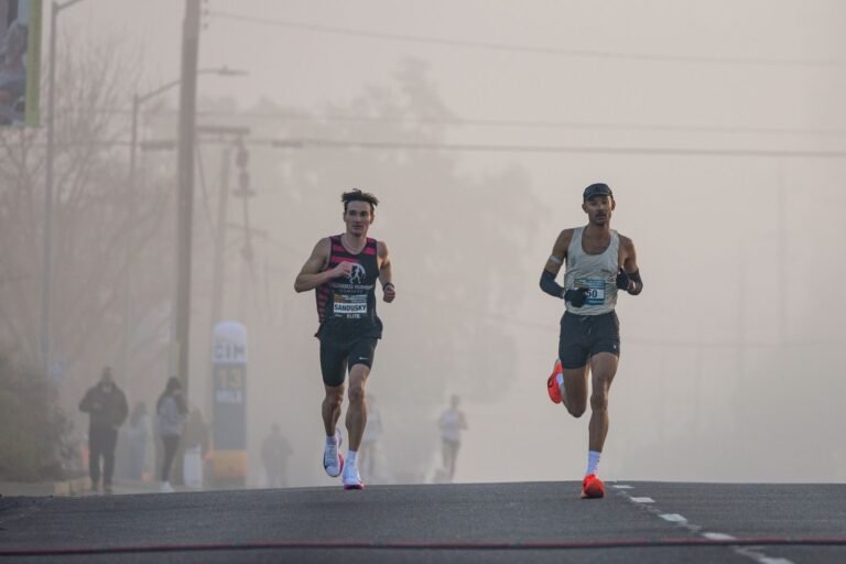 Corredores en una carrera en ruta con niebla, imagen ilustrativa de la Mitja Marató de Vilanova i la Geltrú 2026