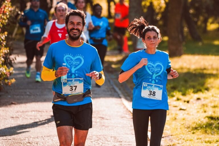 Corredores con camisetas solidarias en una carrera, imagen ilustrativa de la Cursa Mou-te 2026