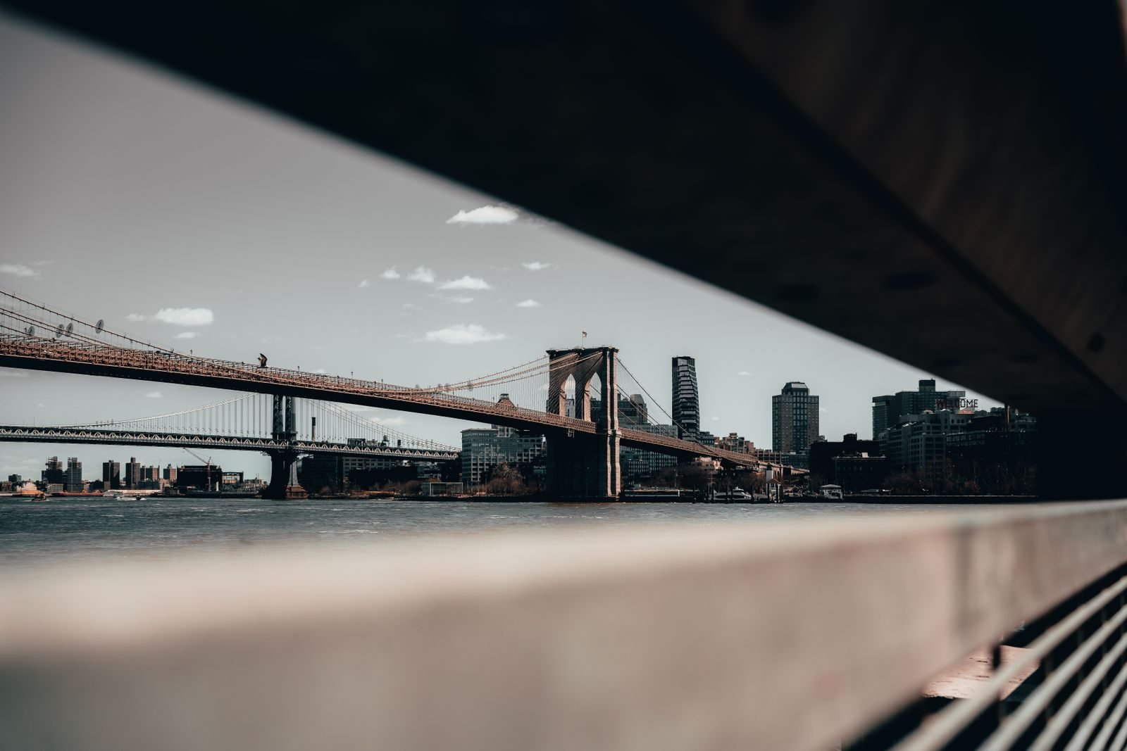 Brooklyn Bridge and the Manhattan skyline, setting of the New York City Marathon 2026