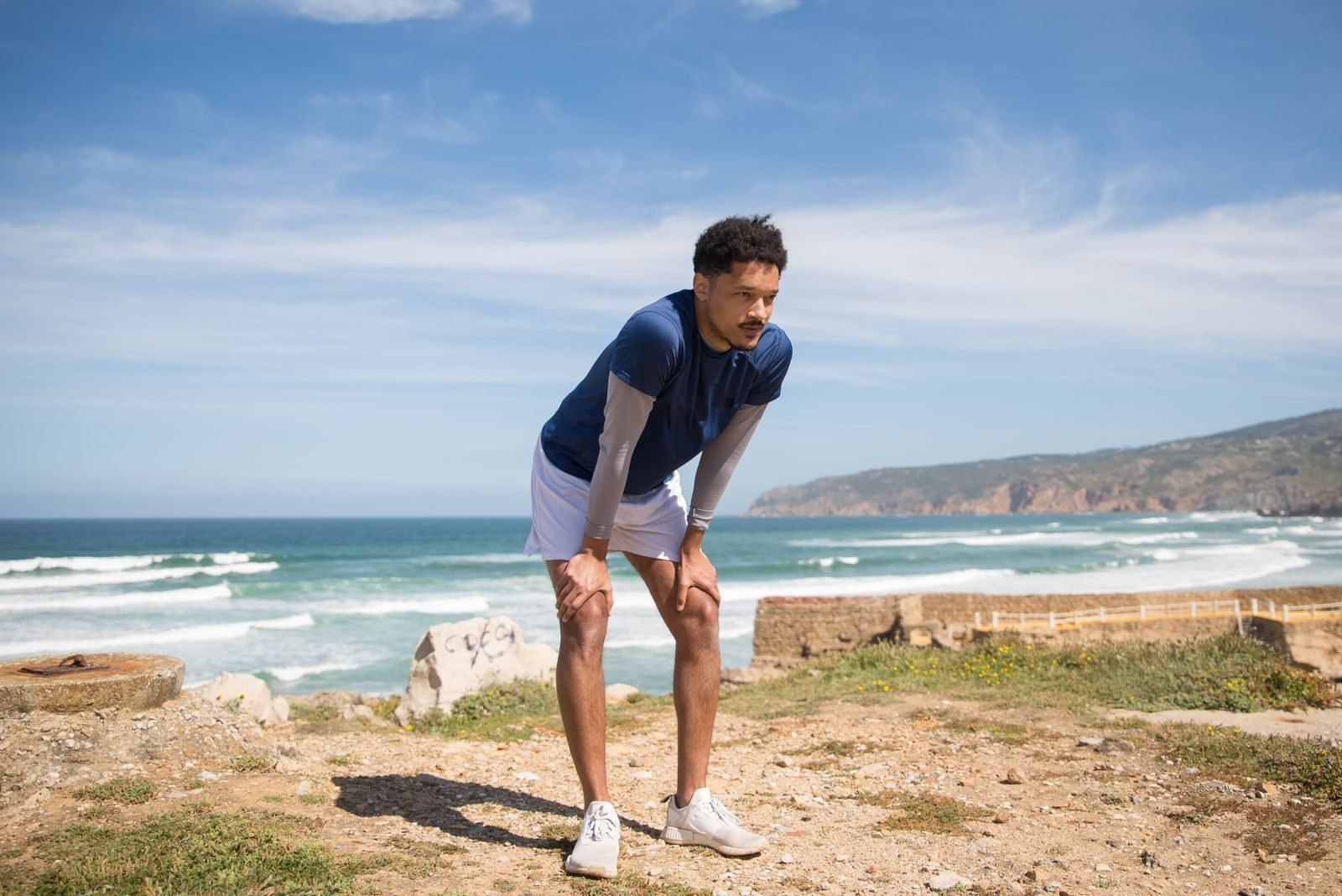 Hombre haciendo una pausa durante su rodaje junto a la costa