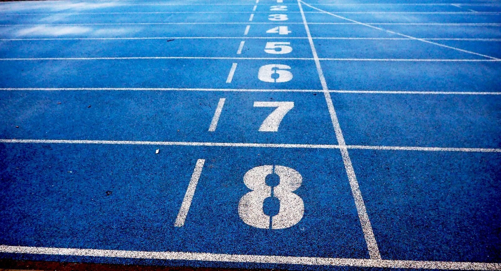 Pista de atletismo azul con las calles numeradas