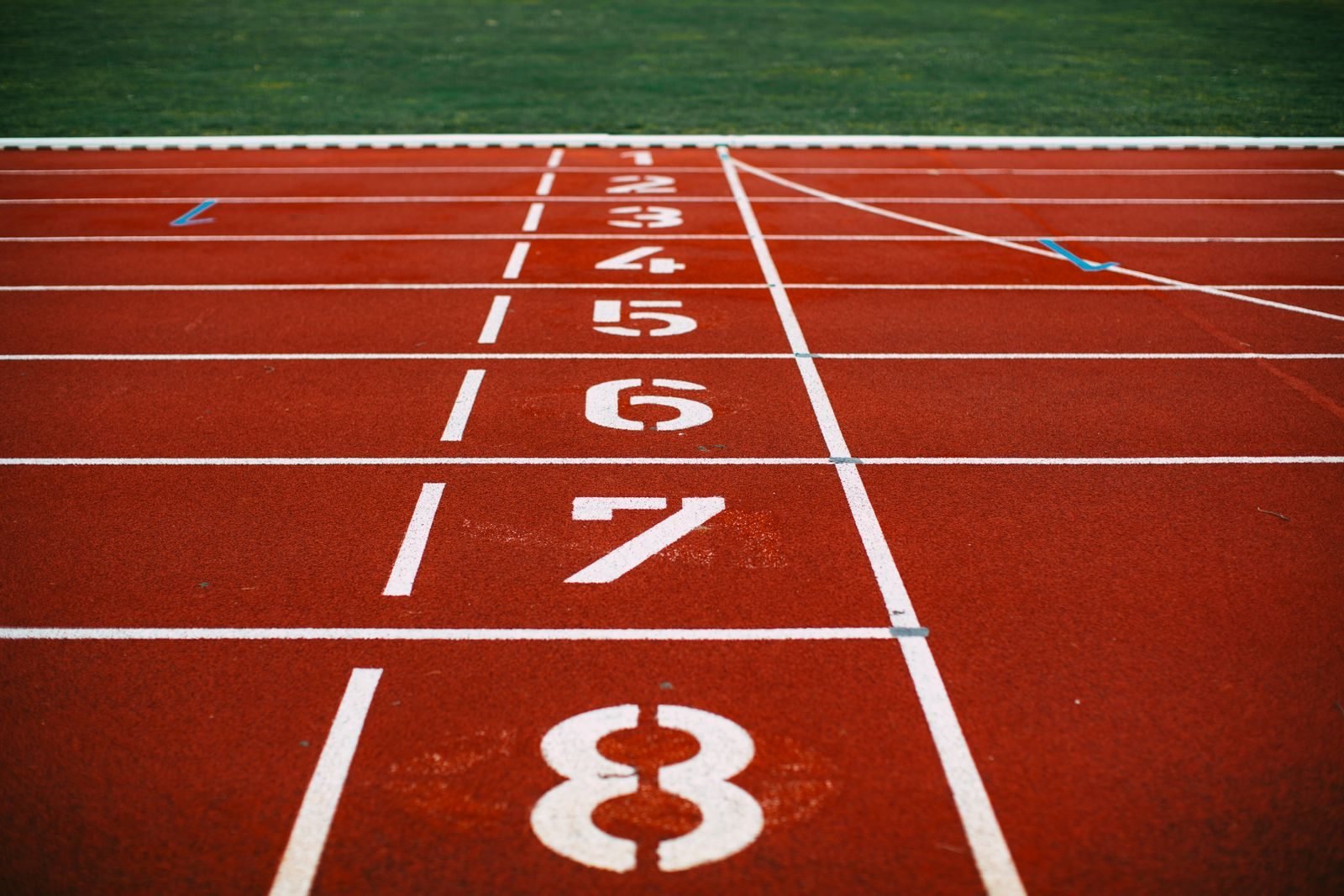 Calles numeradas de una pista de atletismo roja, escenario de varios nominados al Momento del Año