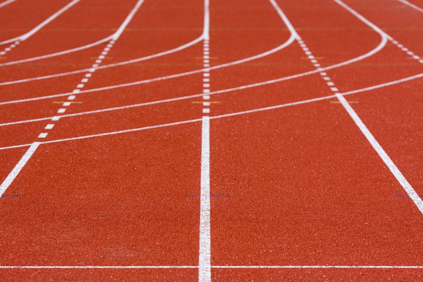 Calles de una pista de atletismo roja vacía